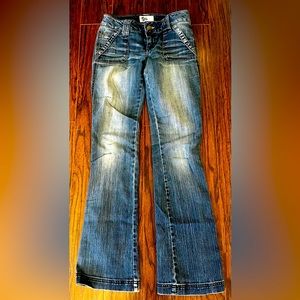 SO brand juniors Size 1 low rise flare jeans
